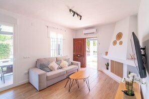 A modern living room with a sofa, a coffee table, and a TV. - Cubo's Miralmonte Rural House / Private pool / Air conditioning / BBQ (Coín)
