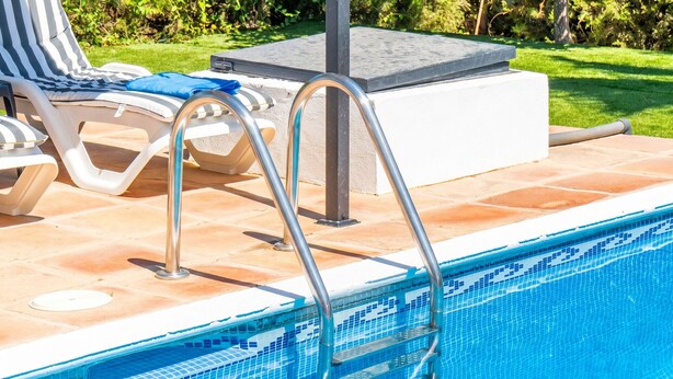 A swimming pool with a metal ladder, lounge chairs, and a tiled deck. - Cubo's Miralmonte Rural House / Private pool / Air conditioning / BBQ (Coín)