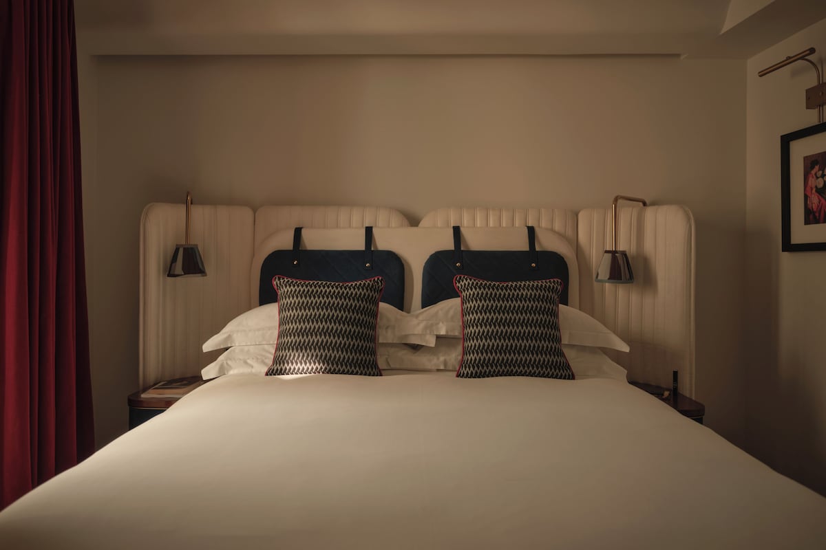 Roupas de cama premium, camas com colchões pillow-top, frigobar