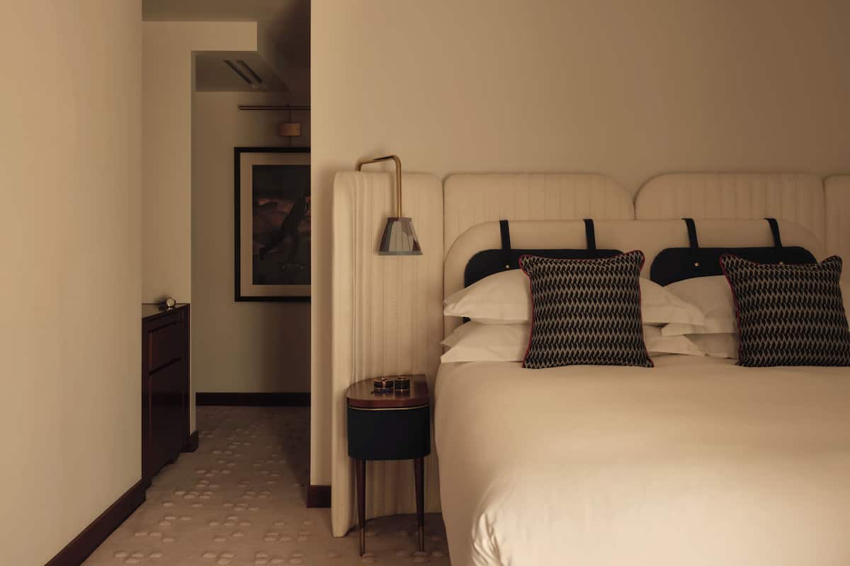 Suite Standard | Literie de qualité, lit avec matelas à plateau-coussin, minibar