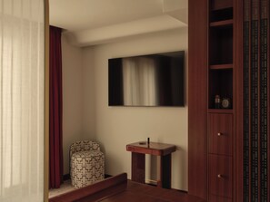 Deluxe King Room | Living area | 50-inch plasma TV with satellite channels - The Shepherd Mayfair (London)