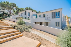 Chalet | Exterior - Seaside Escape in Cala Sant Vicenc (Pollença)
