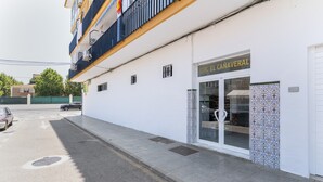 A building with a storefront labeled 'EDF. EL CANAVERAL'.