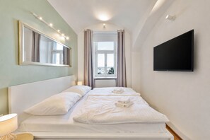 Iron/ironing board, free WiFi, bed sheets - Elegant Apartment Near City Center with Bike Path (Hlavní město Praha)
