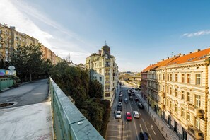 Balcony - Elegant Apartment Near City Center with Bike Path (Hlavní město Praha)