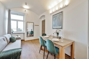 Smart TV - Elegant Apartment Near City Center with Bike Path (Hlavní město Praha)