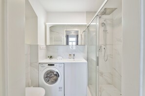 Shower, hair dryer, towels, soap - Elegant Apartment Near City Center with Bike Path (Hlavní město Praha)
