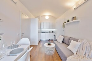 Un apartamento moderno con comedor, cocina y sala de estar.