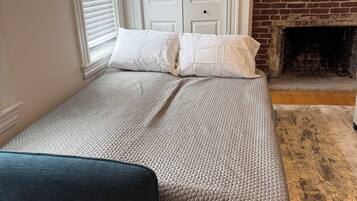 2 bedrooms, WiFi (free), bed sheets