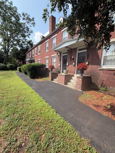Gorgeous 2-bedroom condo with Rooftop deck in downtown Manchester