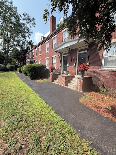 Gorgeous 2-bedroom condo with Rooftop deck in downtown Manchester