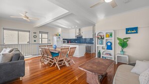 Een modern appartement met een eethoek, keuken en woonruimte.