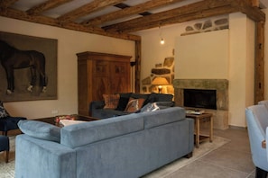 Fernseher, Kamin