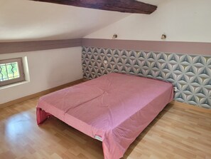 3 bedrooms, free WiFi - 5-room apartment with sloped ceilings in a charming house. Private garden and parking lot. (Loubens)