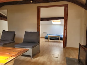 Interior - 5-room apartment with sloped ceilings in a charming house. Private garden and parking lot. (Loubens)
