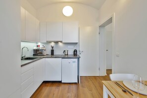 Private kitchen - Elegant Apartments with Terrace close to Center & Bike Path (Hlavní město Praha)