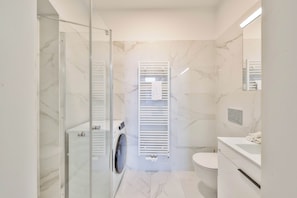 Shower, hair dryer, towels, soap - Elegant Apartments with Terrace close to Center & Bike Path (Hlavní město Praha)