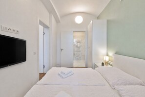 Iron/ironing board, WiFi, bed sheets - Elegant Apartments with Terrace close to Center & Bike Path (Hlavní město Praha)