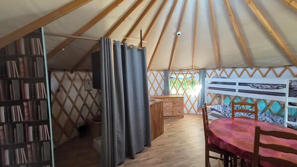1 bedroom, bed sheets