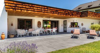 Villa “Mona Lisa” with Mountain Views, Private Terrace, and Wi-Fi