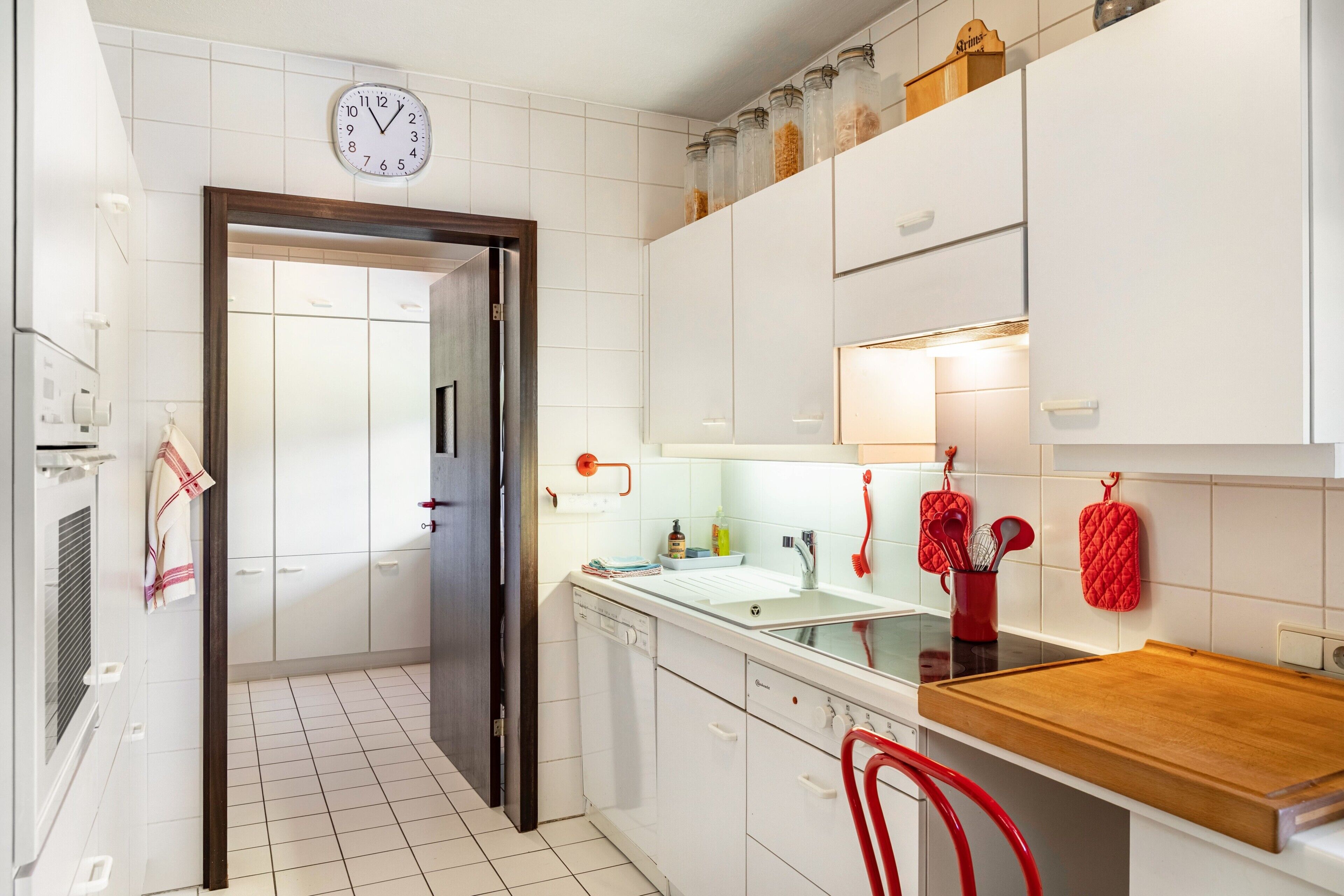 Wasserkocher mit Kaffee-/Teezubehör, Kühlschrank, Mikrowelle, Ofen