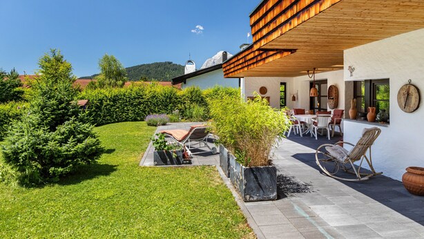 A modern outdoor patio with seating, a garden, and a view of the surrounding landscape. - Villa “Mona Lisa” with Mountain Views, Private Terrace, and Wi-Fi (Seefeld)