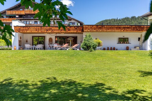 Villa „Mona Lisa“ mit Bergblick, privater Terrasse und WLAN