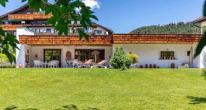 Villa „Mona Lisa“ mit Bergblick, privater Terrasse und WLAN