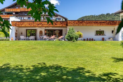 Villa “Mona Lisa” with Mountain Views, Private Terrace, and Wi-Fi