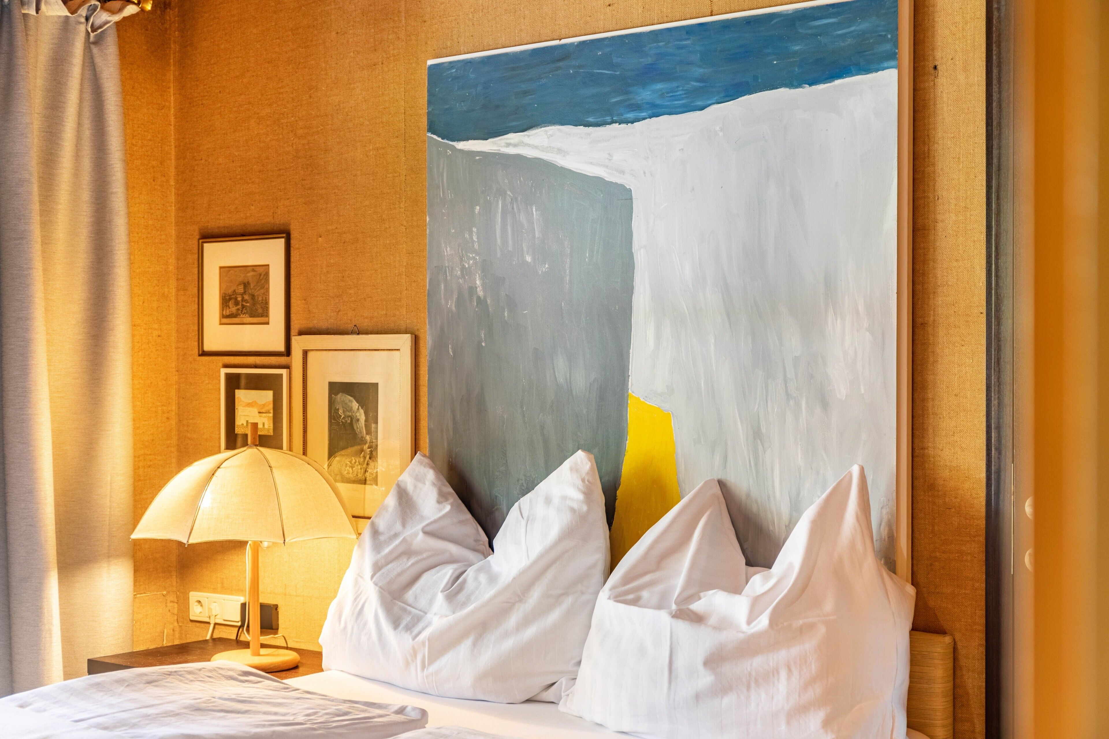 WiFi, bed sheets