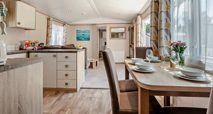 Forest Tide Lodge - Pet-Friendly Lodge with Resort Access & Decking
