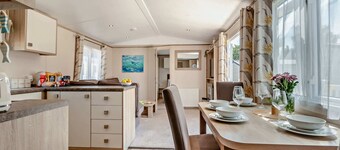 Forest Tide Lodge - Pet-Friendly Lodge with Resort Access & Decking