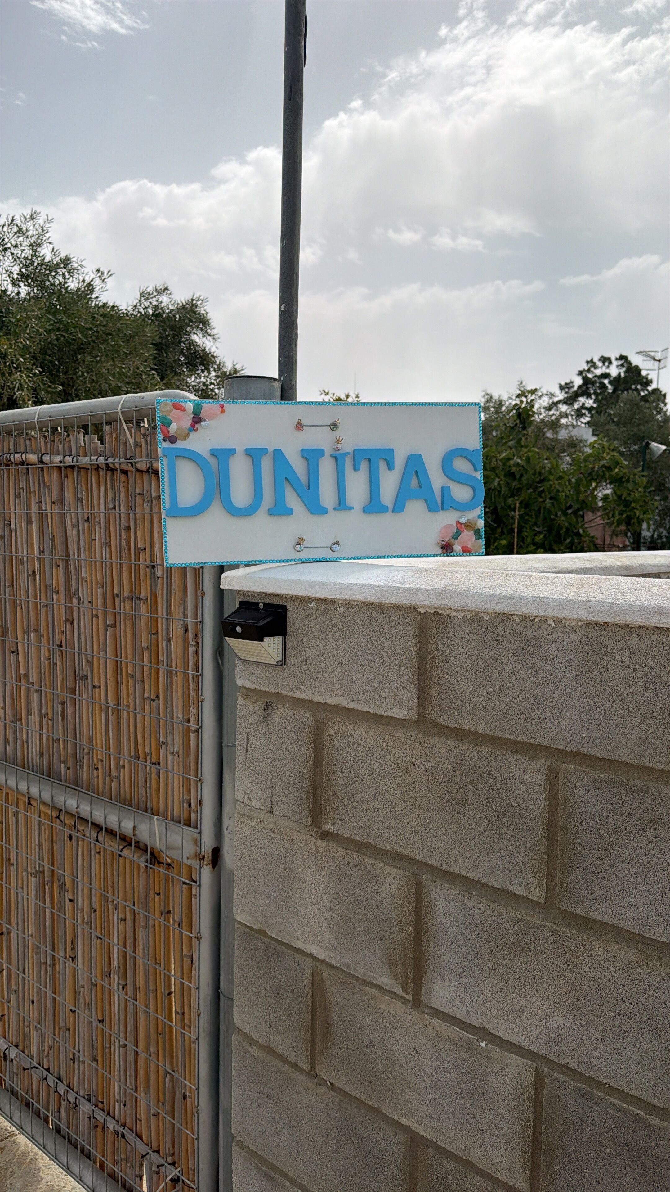 Un letrero con la palabra 'DUNITAS' en la fachada de un edificio.