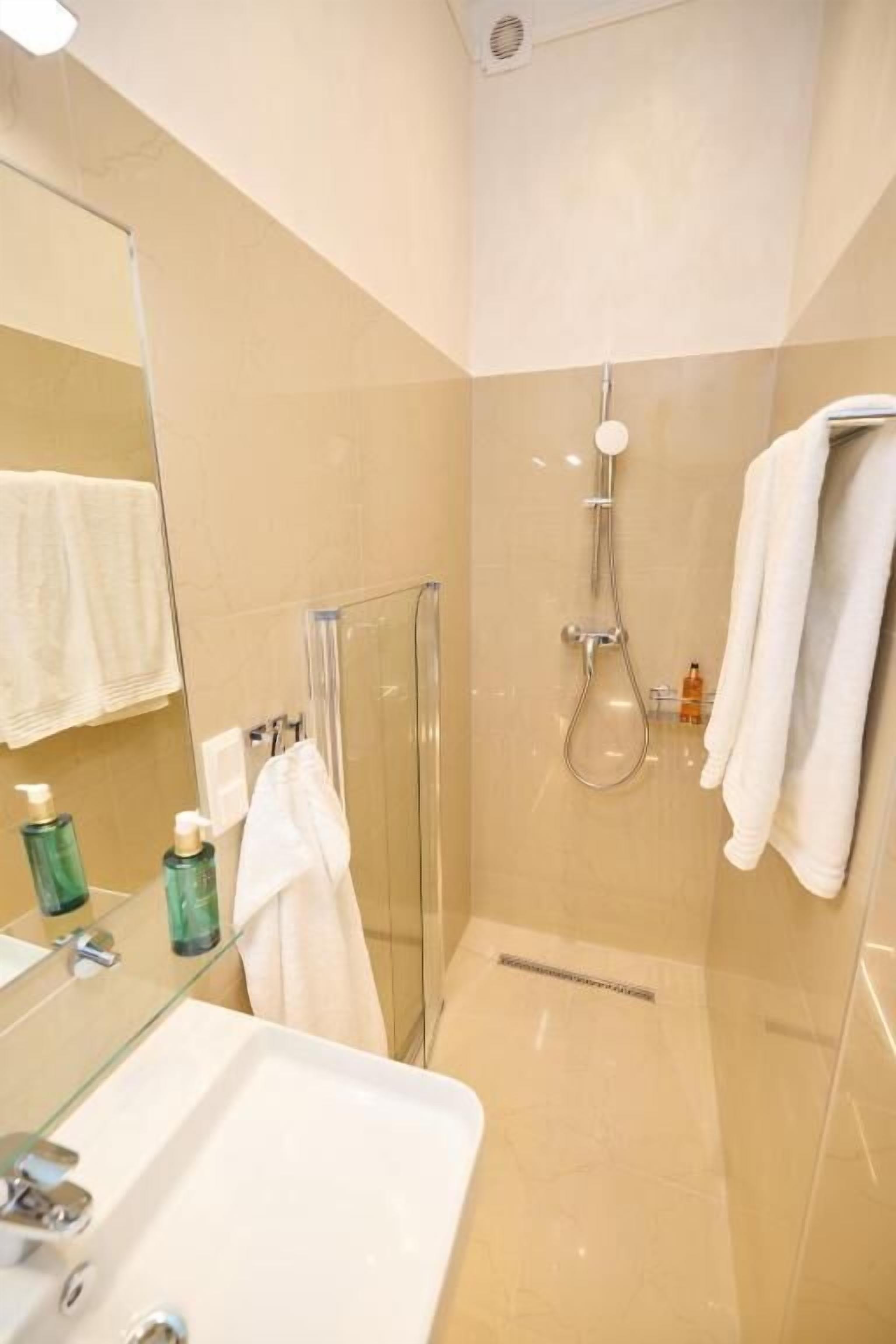 Apartemen Comfort, pemandangan kota | Kamar mandi