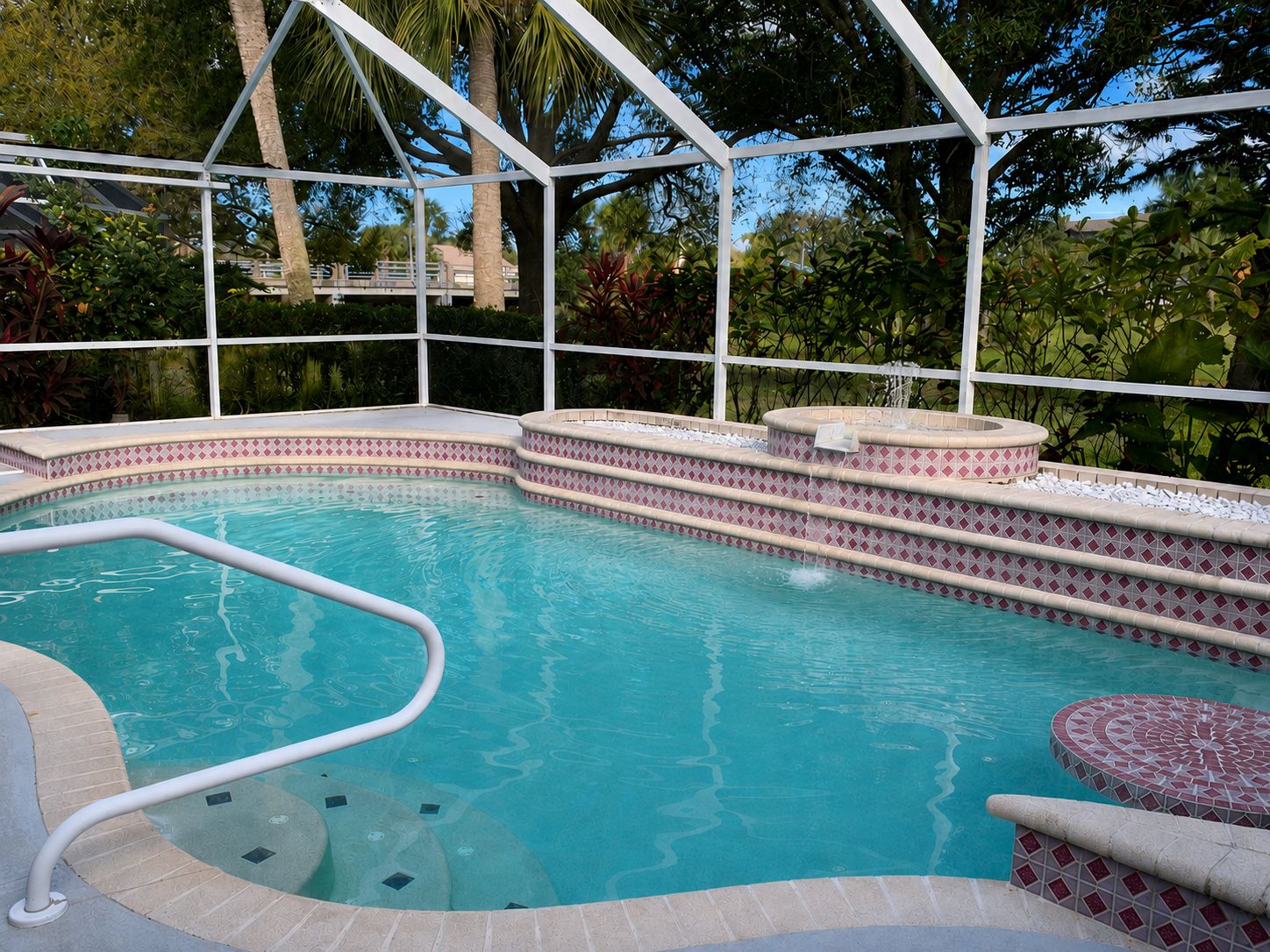 Una piscina con bordo piastrellato e area coperta.