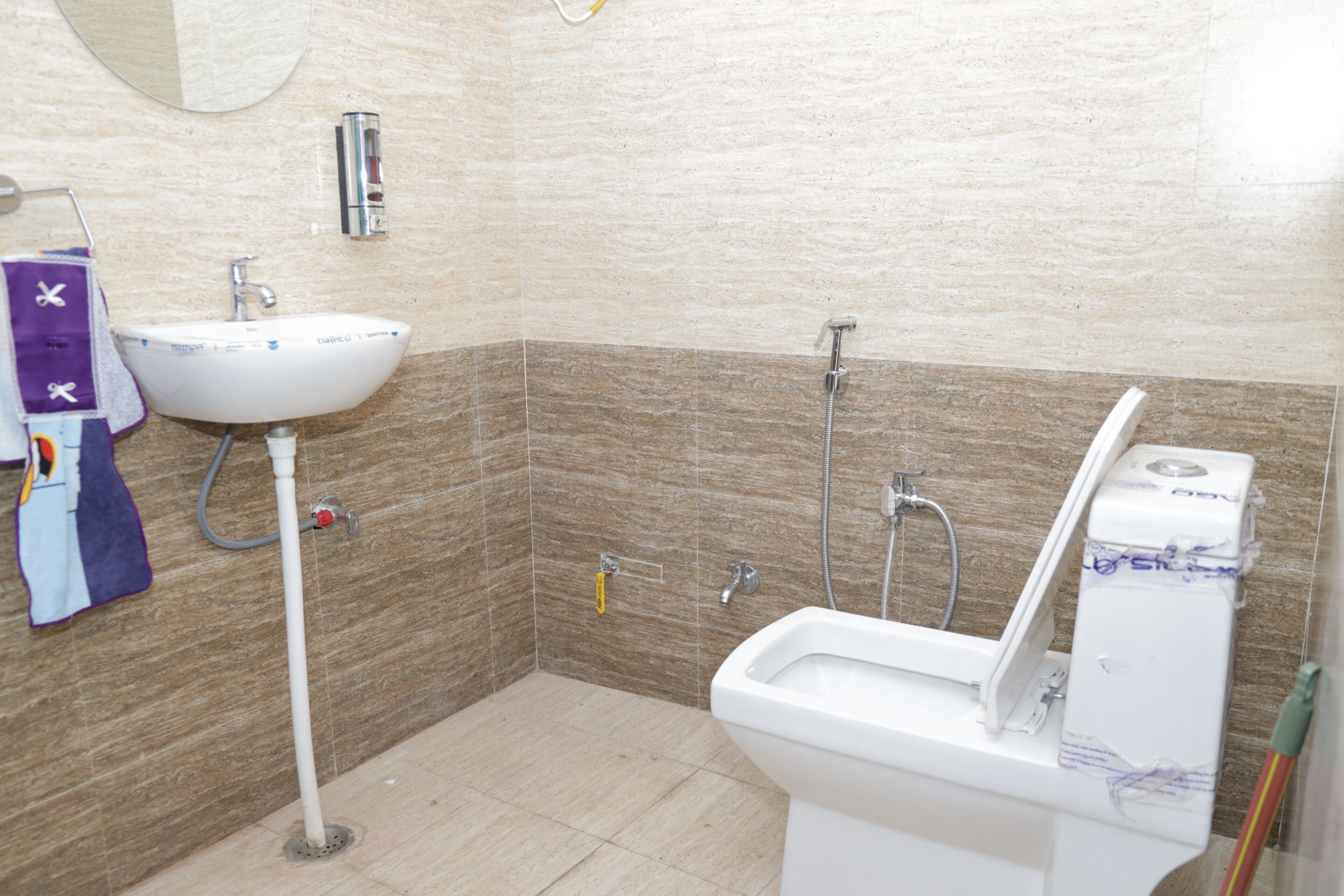 Deluxe-Doppelzimmer | Badezimmer | Kostenlose Toilettenartikel, Handtücher, Seife