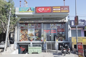 Un restaurante con un cartel que anuncia desayuno, almuerzo, cena y comida rápida.