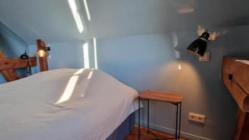 Quarto casal, banheiro privativo, vista para o jardim | Wi-Fi de cortesia, individualmente decorados, individualmente mobiliados