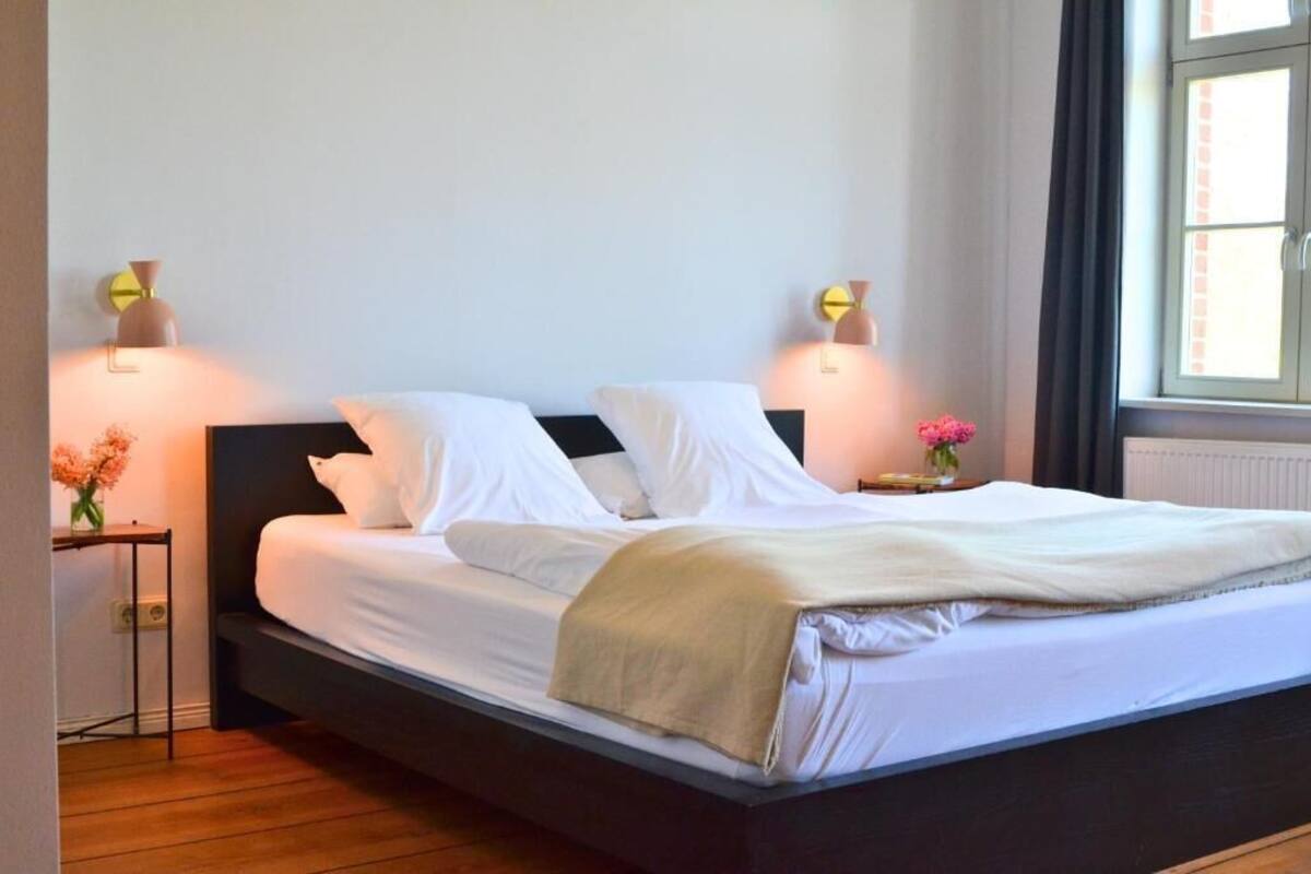 Habitación triple, se aceptan mascotas, vista al canal | Wifi gratis, decoración personalizada y muebles diferentes 