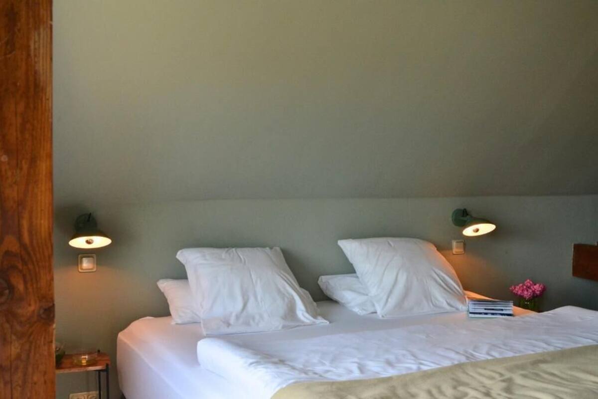 Habitación doble, vista al patio, en el área del jardín | Wifi gratis, decoración personalizada y muebles diferentes 