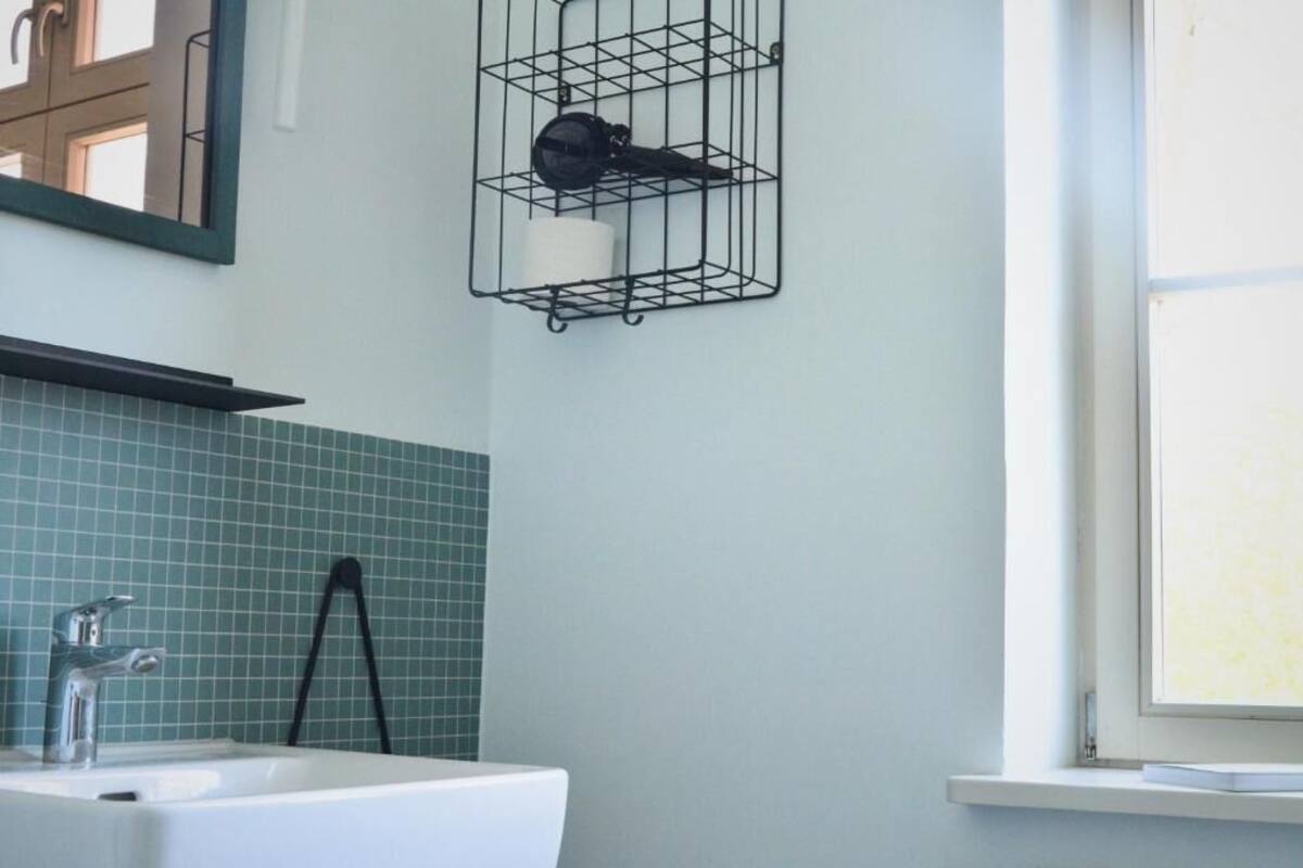 Casa, se aceptan mascotas, vista al canal | Baño | Regadera, secadora de cabello, toallas, papel de baño 
