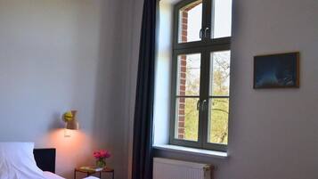 Dreibettzimmer, Haustiere gestattet, Kanalblick | Kostenloses WLAN, individuell dekoriert, individuell eingerichtet