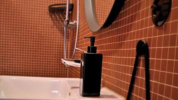 Double Room, Pets Allowed, Garden View | Bathroom | Shower, hair dryer, towels, toilet paper