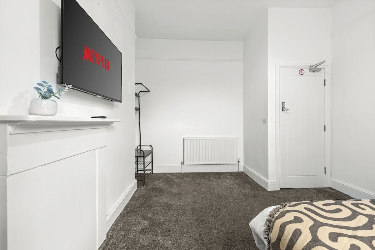 5 bedrooms, iron/ironing board, internet, bed sheets