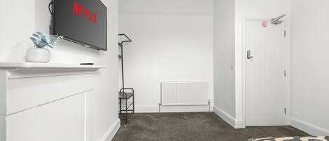 5 bedrooms, iron/ironing board, Internet, bed sheets
