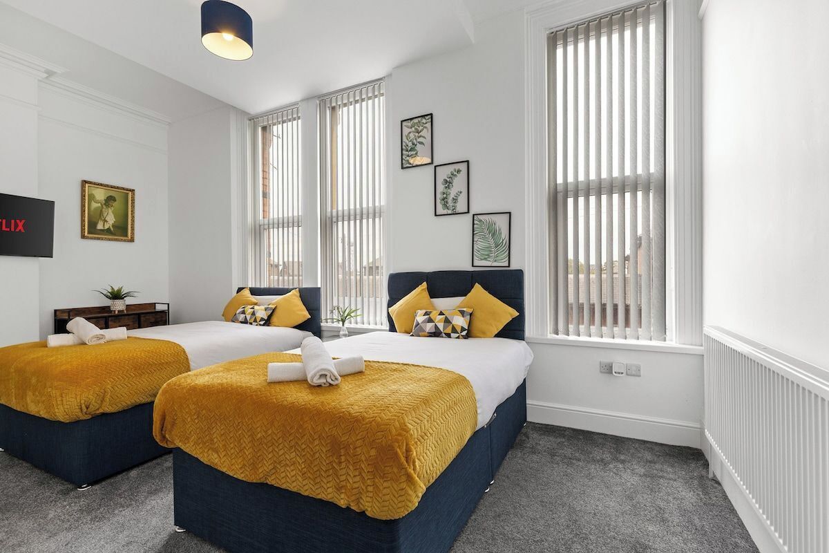 5 bedrooms, iron/ironing board, internet, bed sheets