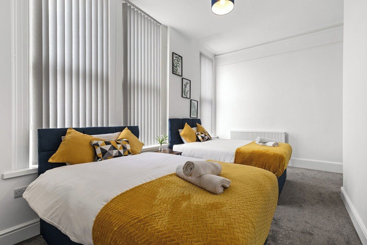 5 bedrooms, iron/ironing board, Internet, bed sheets