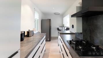 Wasserkocher mit Kaffee-/Teezubehör, Kühlschrank, Herdplatte