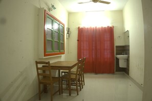 Kamar Standar | Tempat makan