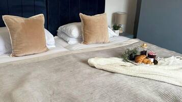 2 bedrooms, iron/ironing board, Internet, bed sheets